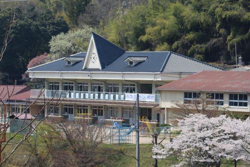 春の野上小学校　校舎遠景