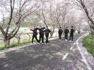 桜の土手で