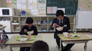 森川教育長と一緒に給食