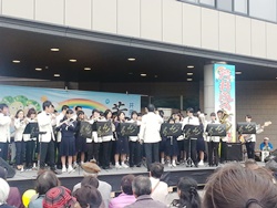 芳井ふるさと祭りで演奏する様子